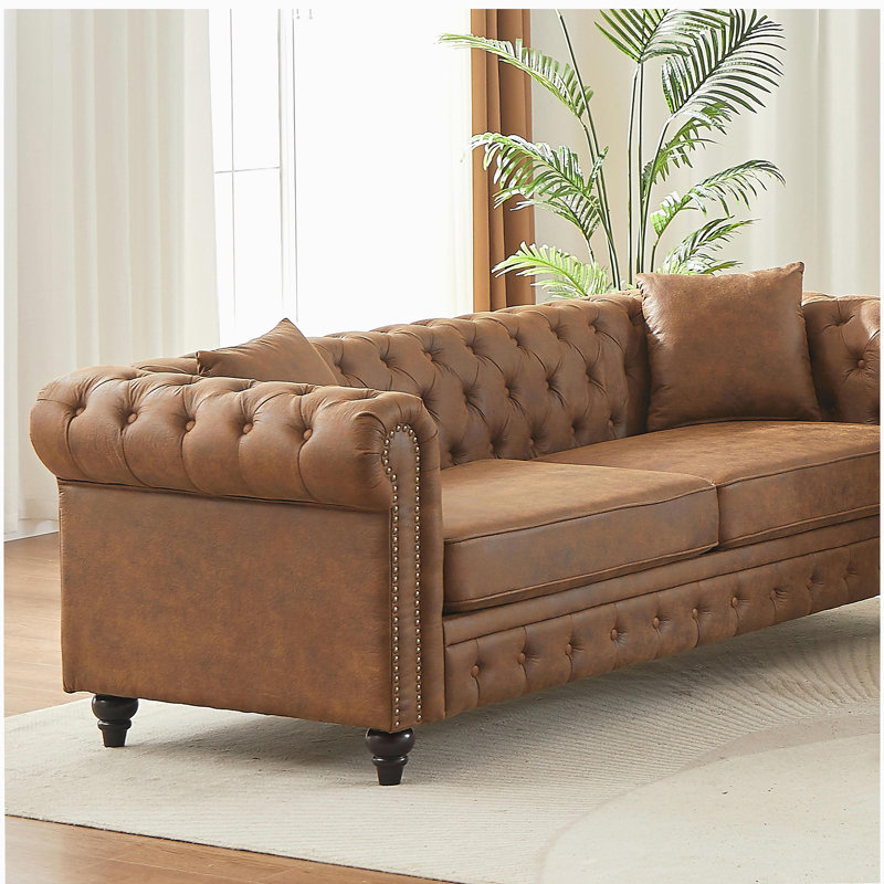 Canapé Chesterfield 3 places en tissu technique de salon avec accoudoirs roulés, boutons et 2 coussins pour un confort élégant