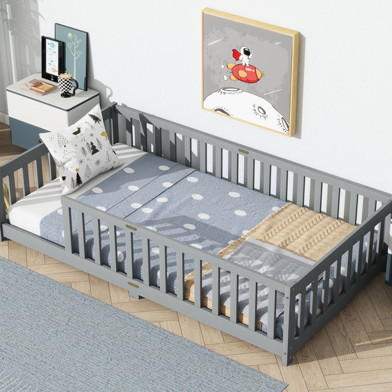Lit simple gris avec clôture, idéal pour les espaces résidentiels compacts, favorise l'autonomie 7 lattes en contreplaqué Support optimal du matelas, aide à développer l'autonomie
