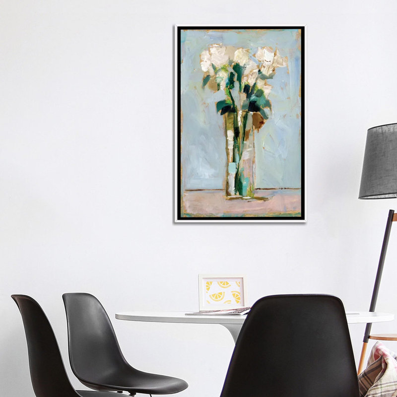 «White Floral Arrangement II» par Ethan Harper - reproduction d'art, H 40 po x l 26 po x P 1,5 po, Toile blanche encadrée