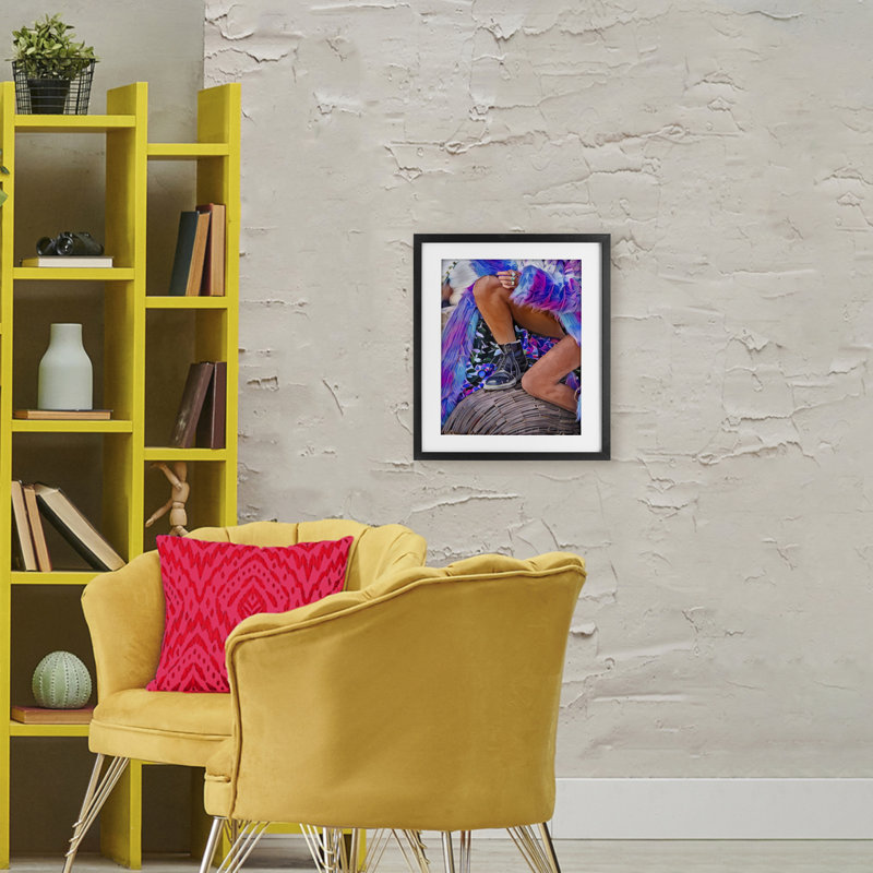 «Mauve fourrure et bottes mauves», reproduction sous verre, conception de Jesse Keith, Cadre noir minuit, H 21 po x l 17 po
