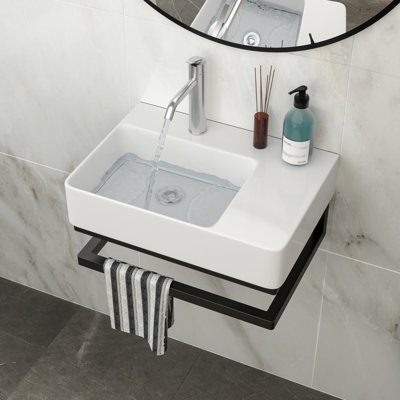 Lavabo de salle de bain mural en céramique 23,8 po x 16,5 po avec trou de robinet et barre à serviettes noire, surface lisse pour un nettoyage facile et durable