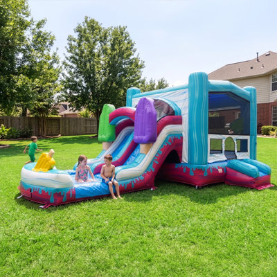 Château gonflable commercial XJUMP Pop Splash de 8,5 m (28 pi) avec glissade d'eau à double voie, piscine intégrée et panier de basketball