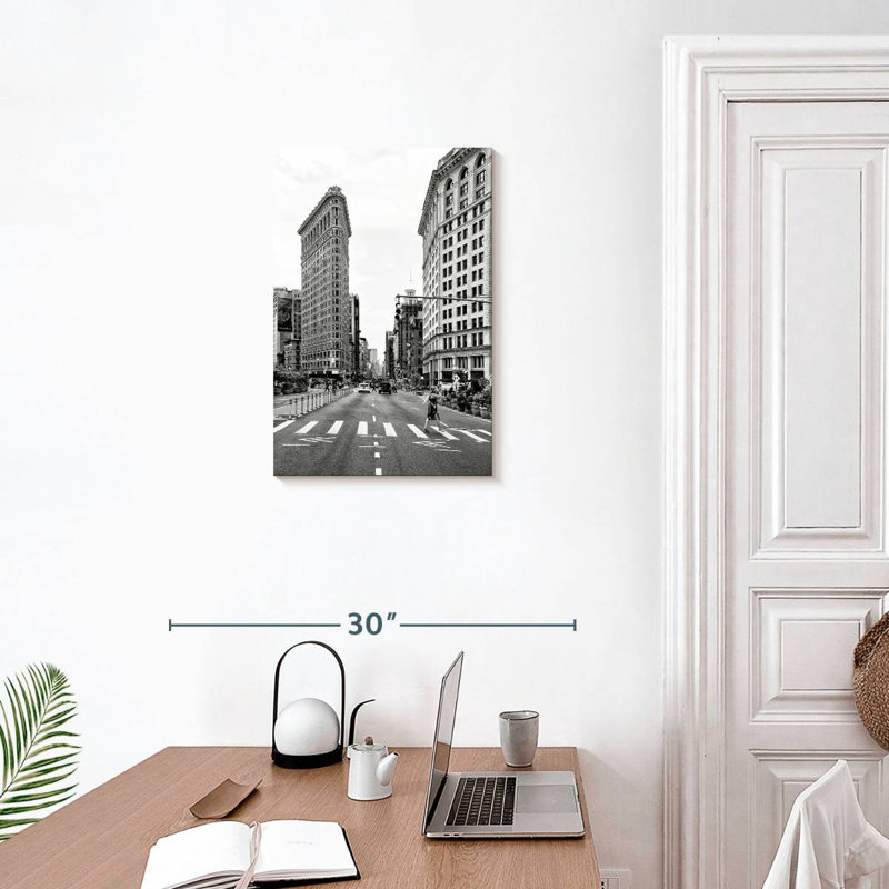 Aime The Flatiron Building, H 24 po x l 16 po
