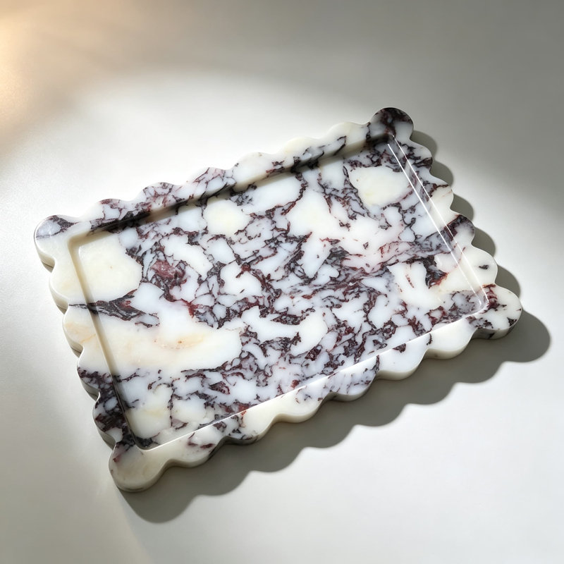Plateau de toilette en marbre Calacatta Viola véritable, bord festonné, antidérapant et cannelé, idéal pour la salle de bain et la cuisine. Organisateur moderne en pierre organique pour bijoux, clés, parfums et objets décoratifs.