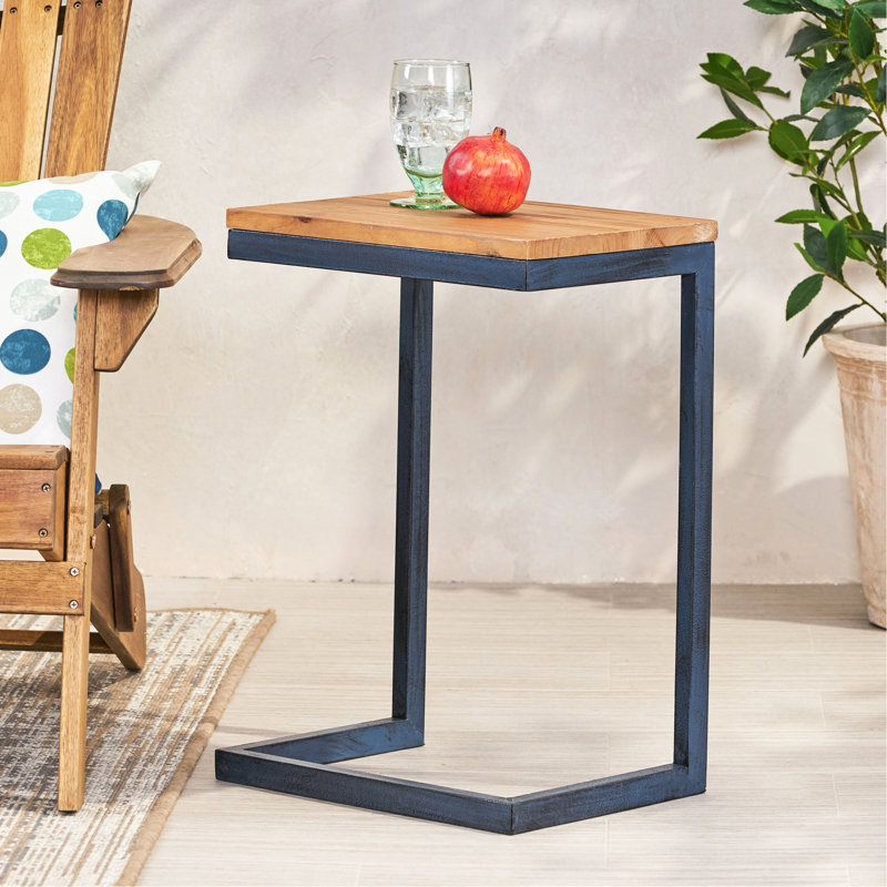 Table d'appoint moderne de taille moyenne - Bois de sapin et piètement en fer antique : l'alliance du naturel et du métal