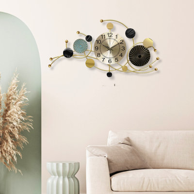 Horloge murale dorée silencieuse pour la maison ou le bureau, horloge à piles en métal de 31 po de largeur, décoration murale moderne surdimensionnée abstraite