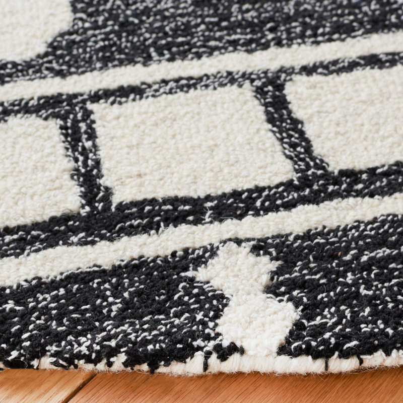 Hanssel Hand Tufted Performance Southwestern Rug, Round 6'