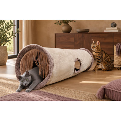Mesurant 35 pouces de long et 9,7 pouces de diamètre, ce tunnel pour animaux de compagnie en tissu froissé se replie pour le rangement et est fourni avec des jouets pour chats.