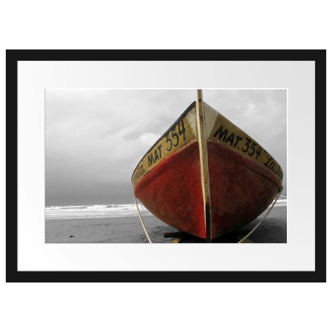 Gerahmtes Poster Kleines Segelboot am Strand