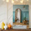 "Toile", créant une scène sereine et inspirante avec un art mural minimaliste avec des murs bleus pastel doux baignés dans une toile naturelle chaude-817402767