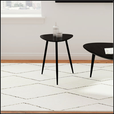 Table de bout triangulaire en bois massif Xander avec pieds évasés, parfaite pour les espaces de vie modernes et élégants