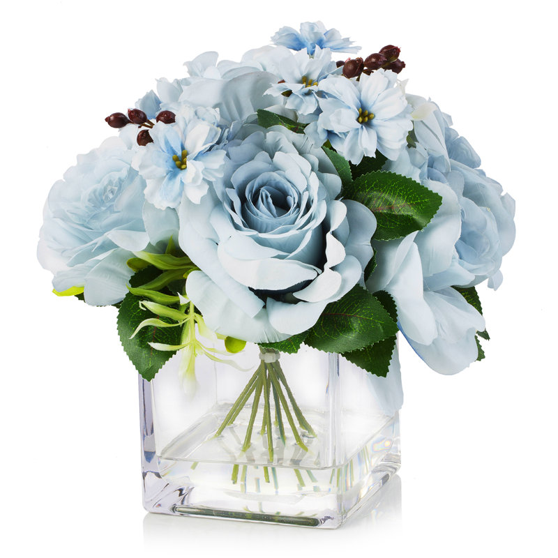 Arrangement de fleurs de roses artificielles mixtes dans un vase en verre avec de l'eau artificielle, Bleu