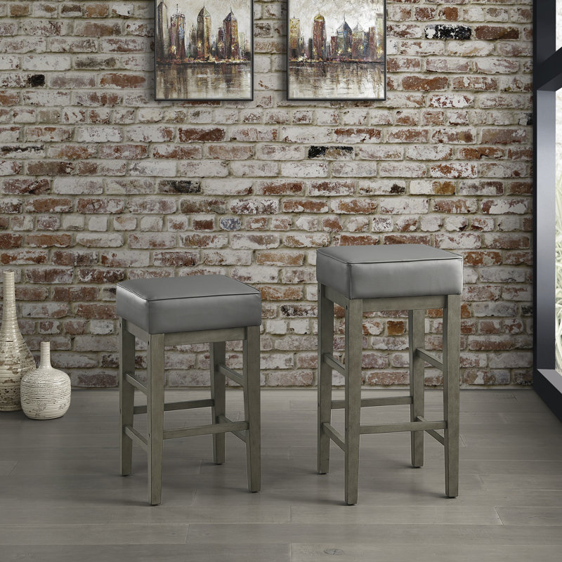 Ensemble de 2 tabourets de comptoir de 24 po en similicuir gris transitionnel, structure en bois au fini gris antique