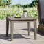Table d'appoint durable en bois d'acacia avec une conception discrète, parfaite pour les espaces extérieurs compacts et les décors modernes.