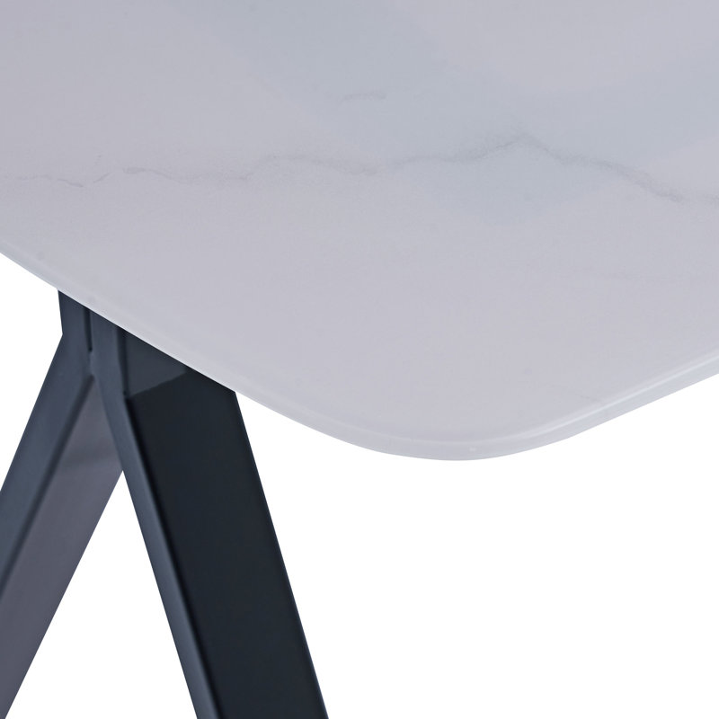 Table de salle à manger rectangulaire avec un plateau en verre trempé avec un motif en marbre et des pieds en métal noir, idéale pour les repas au restaurant.
