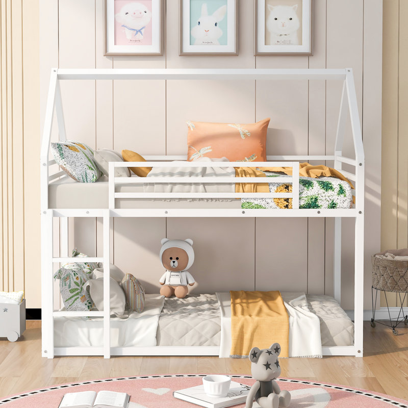 Lit superposé simple au-dessus d'une maison avec, blanc - fonctionnel et élégant pour une structure de chambre à coucher, blanc intégré, look moderne