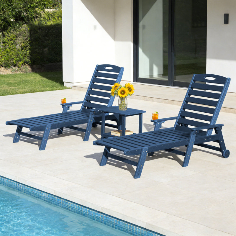 Ensemble de chaises longues 3 pièces en PEHD aspect bois avec roulettes, porte-gobelets et table d'appoint à deux niveaux