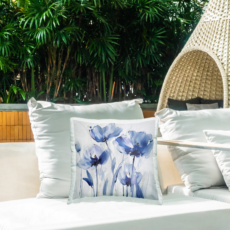 Coussin décoratif d'extérieur imprimé de fleurs bleues abstraites par Sasha