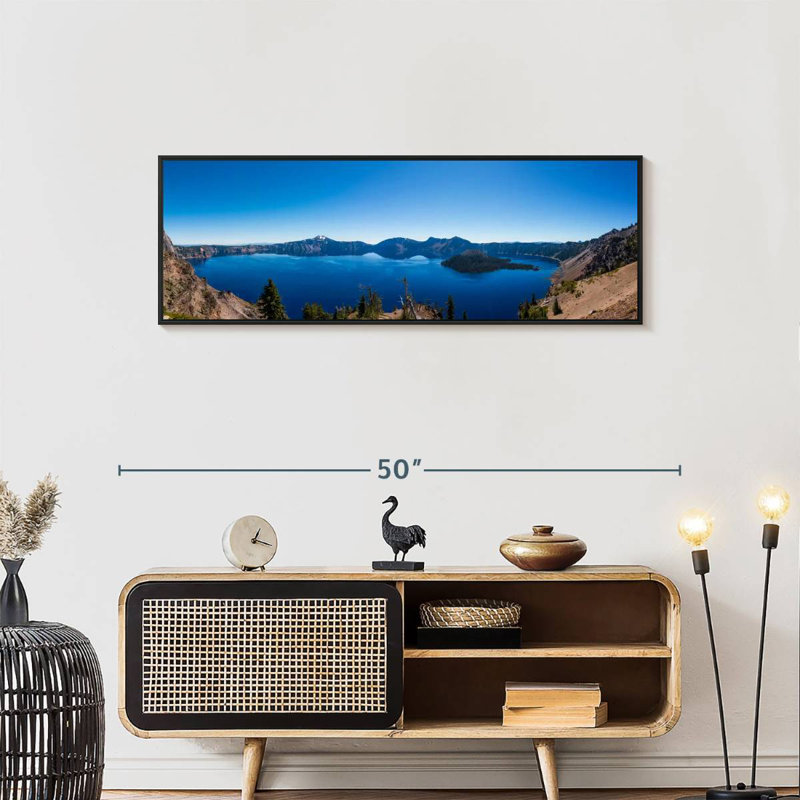 Horizon bleu du lac de cratère, 43 po x 15 po, Cadre flottant noir