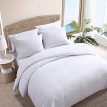 Love white linens with lots of pillows - From Isla #bedroominspo