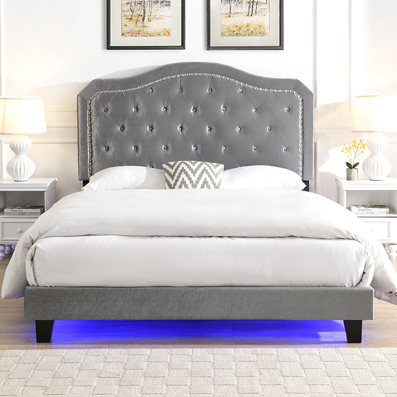 Grand lit tapissier capitonné en velours gris - Lumières à DEL à base de lattes en bois robuste de style incurvé Assemblage facile Aucun sommier tapissier requis avec capitonnage et support en tissu gris inclus