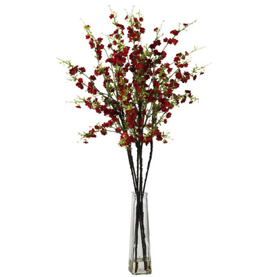 Arrangement floral de fleurs de cerisier dans un vase