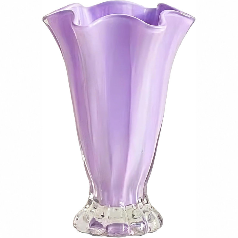 Vase en verre mauve avec surface ondulée