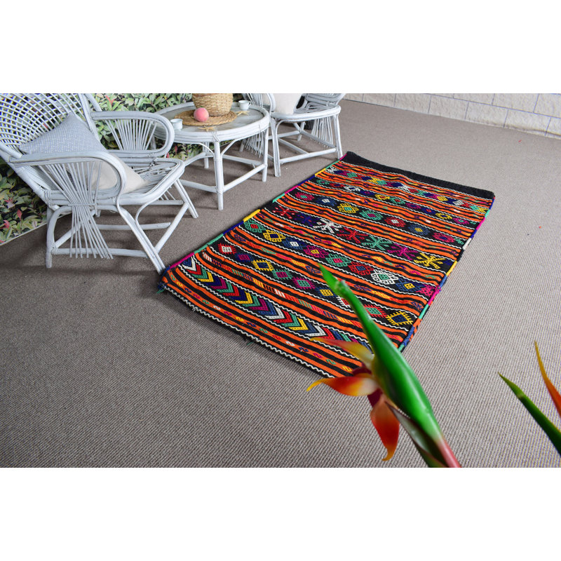 Tapis bohémien vibrant avec motifs géométriques faits à la main pour une décoration intérieure unique