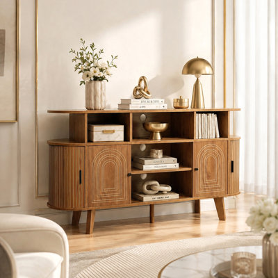Meuble télé cannelé de 150 cm (59 po) pour téléviseurs jusqu'à 165 cm (65 po) avec porte coulissante et armoire de rangement, en noyer