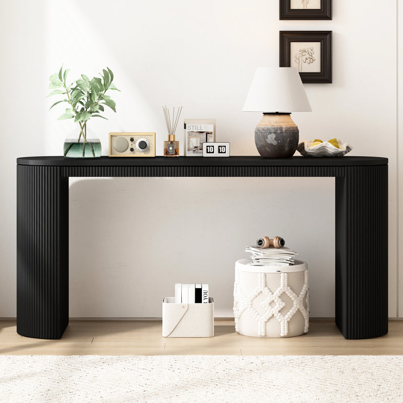 Console noire, rehaussant l'apparence de la pièce, table spacieuse pour un usage domestique, faite de qualité