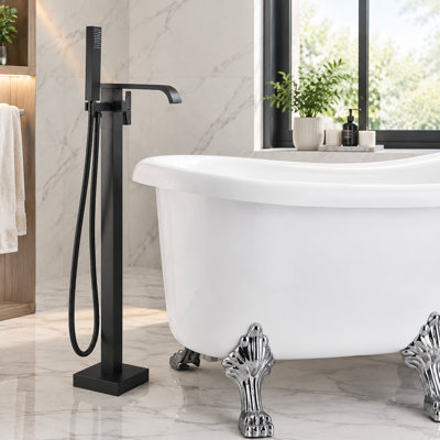Robinet de baignoire sur pied noir mat moderne avec bec en cascade, douchette en cuivre, flexible de remplissage.