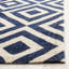 Tapis ivoire / bleu marine en jute / sisal tissé à la main Nilde-15993340