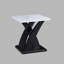 3 tables basses style moderne avec plateau en faux marbre blanc et 2 tables de bout rectangulaires noires pour le salon avec décoration intérieure