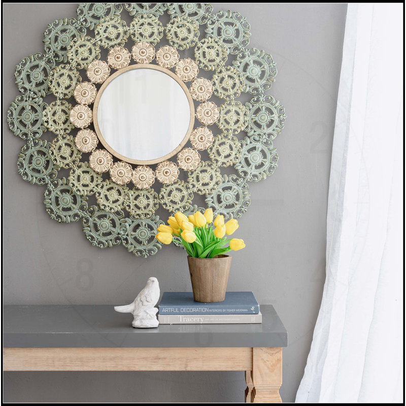 Exquis miroir médaillon McGuire avec volutes en fer complexes et accents floraux