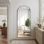 Miroir surdimensionné arqué sur toute la surface avec support - Miroir de plancher mural ou autoportant pour la décoration d'une pièce-435269280-435940453