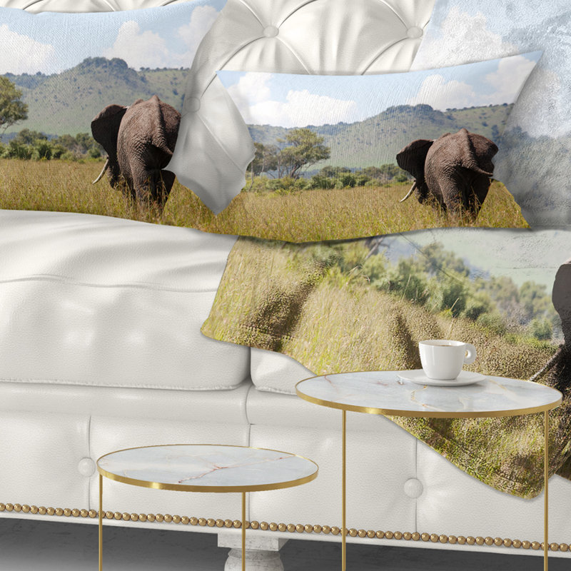 «Retreating Elephant in Savannah» - Coussin décoratif imprimé animal, Rectangulaire, 12 po x 20 po