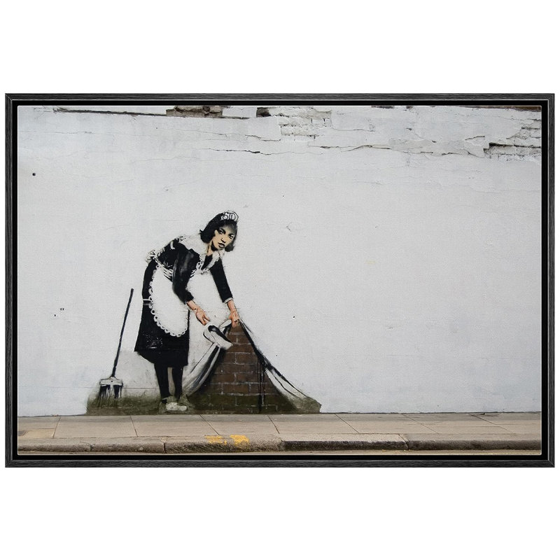 Banksy Maid Sweeping Under Tapis sur toile, H 24 po x l 36 po x P 1,5 po, Cadre flottant noir