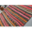 Authentique tapis kilim turc dans des tons orange riches pour un décor de chambre à coucher de style rétro noir / orange