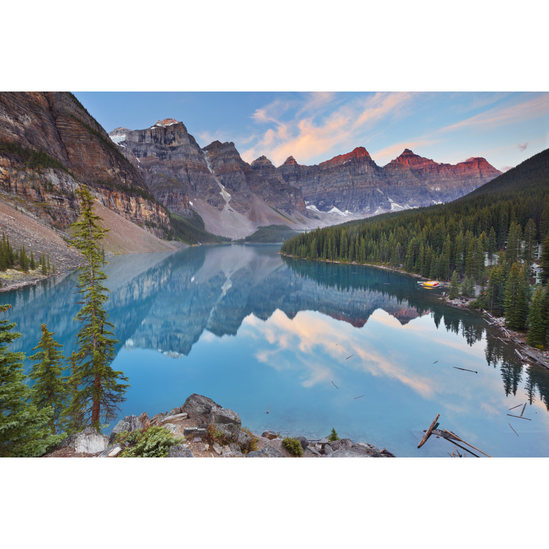 Moraine Lake At Sunrise by Sara_winter - Drucken