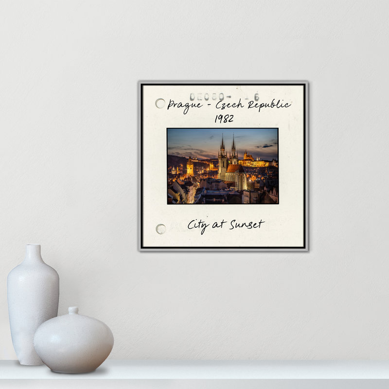 Impression de ville au coucher du soleil, Prague, République tchèque par Danita Delmont, Toile argentée avec cadre flottant