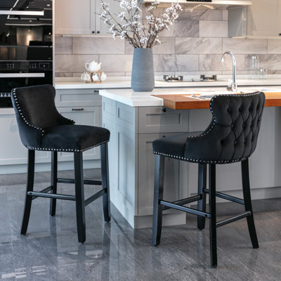 Ensemble de 2 tabourets de bar en velours à dossier capitonné avec garniture cloutée et pieds en bois, noir