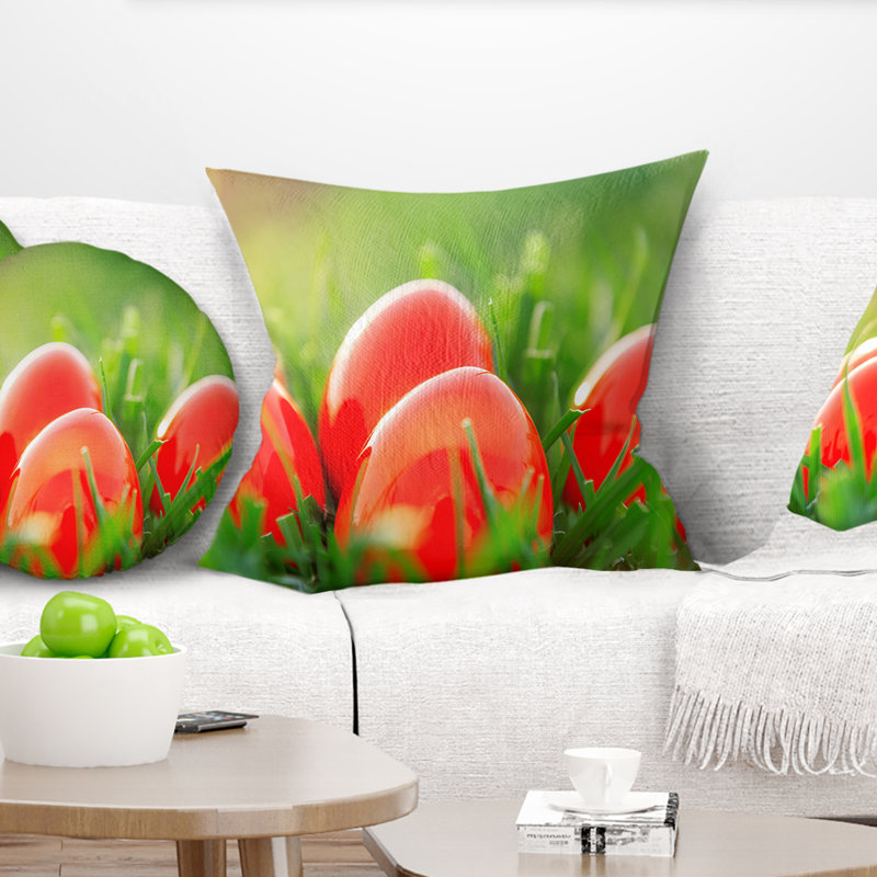 Oeufs de Pâques rouges dans l'herbe verte - coussin à imprimé paysage, 16 po x 1 po, Coussin décoratif
