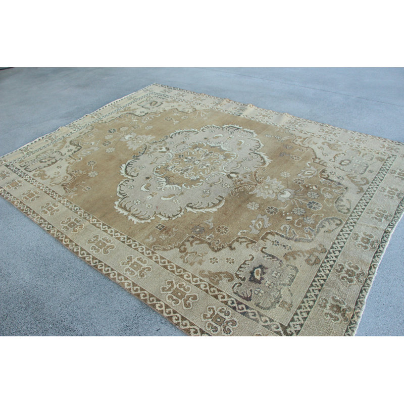 Tapis turc beige et taupe tissé à la main avec un motif floral unique pour une décoration intérieure élégante