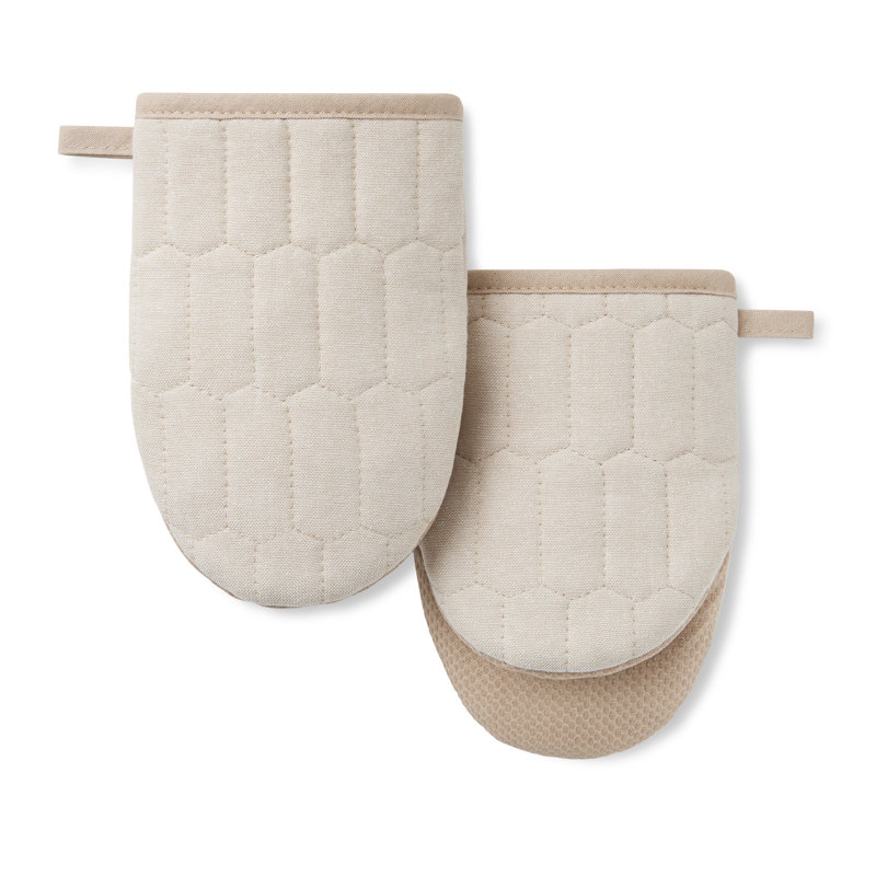 MARTHA STEWART Honeycomb Quilted Chambray Mini Oven Mitt 2-Pack Set Red 5.5"X8", Natural