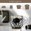 Grande tasse à café en métal rustique K-Cup, grand panier en fil métallique avec base en bois pour le rangement du comptoir de café-113498440