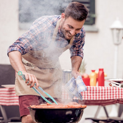 Ensemble de 11 ustensiles de cuisine en silicone résistant à la chaleur avec manches en bois, comprenant une spatule, une louche, une cuillère à spaghetti, une pince et un fouet à œufs. Ensemble d'ustensiles de cuisine de qualité alimentaire avec support de rangement.