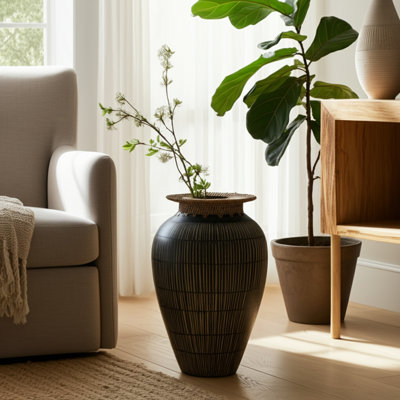 Vase de table décoratif en terre cuite et en rotin fabriqué à la main avec texture artisanale