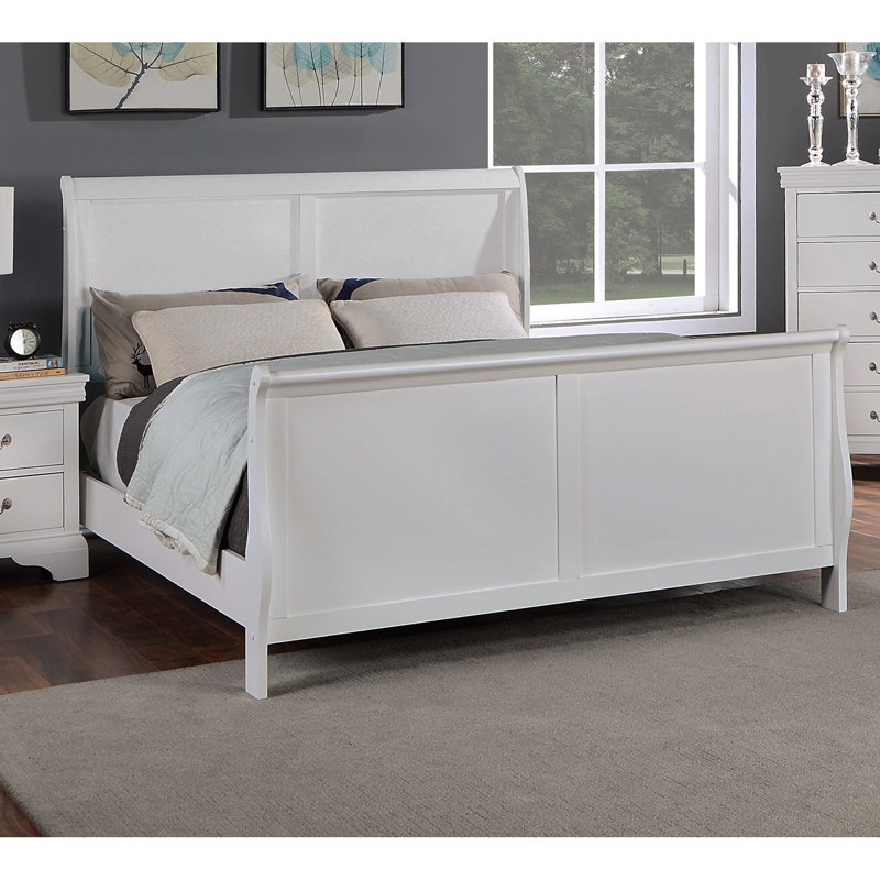 Grand lit blanc avec contreplaqué et pieds dans la chambre, Queen