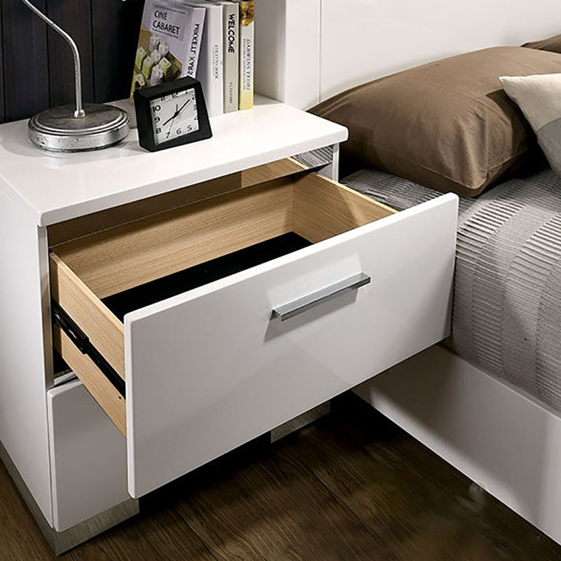 Table de chevet blanche avec chargeur USB et pieds chromés