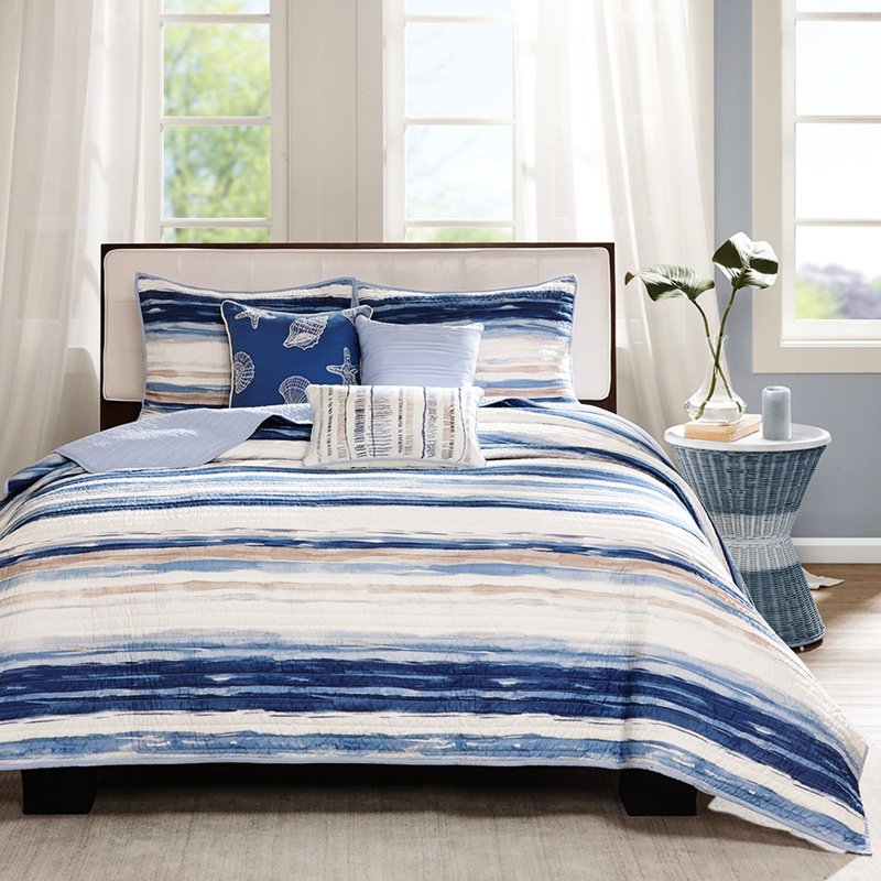 Courtepointe 6 pièces à rayures aquarelles bleues. Double / grand. Microfibre douce pour un rêve agréable. Convient à différentes saisons. Comprend une courtepointe, des taies décoratives et des oreillers. Apaisant. Nuit douillette. Pour